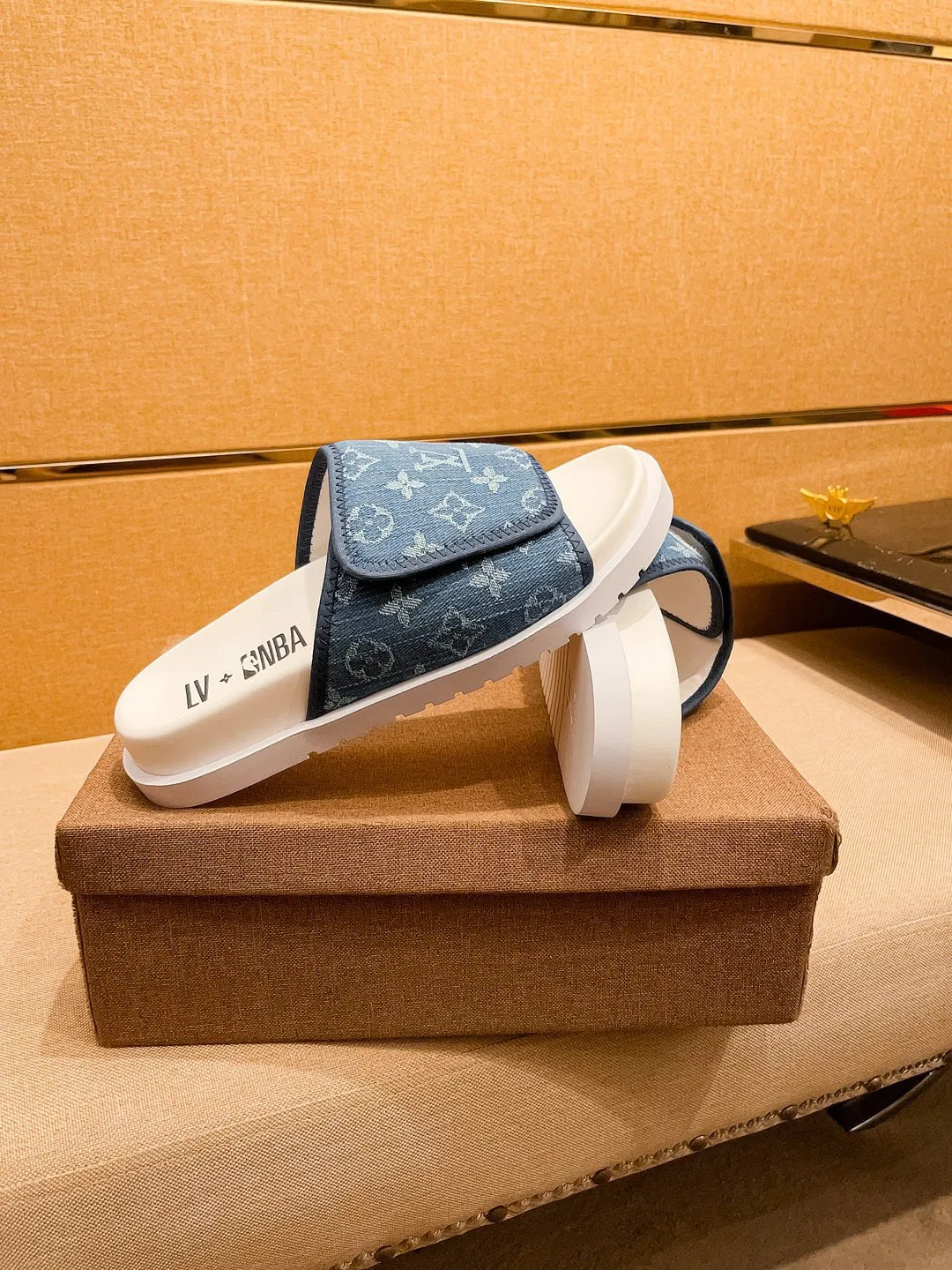 Men's men's shoes💰 300💰New model on the market🔥 [LV🔥 Louis Vuitton slippers] High-end 1:1 mold customization, original upgraded version of the outsole, lighter and non-slip. The market's top quality, fashionable and trendy, versatile and popular, simple yet tasteful, a must-have for fashionistas, exuding a fashionable and casual atmosphere, fashion is at your feet, full of confidence, the same style at the counter 👍The season of spring and summer slippers is here, super beautiful to wear, 38-44 1⃣️colors available🔥